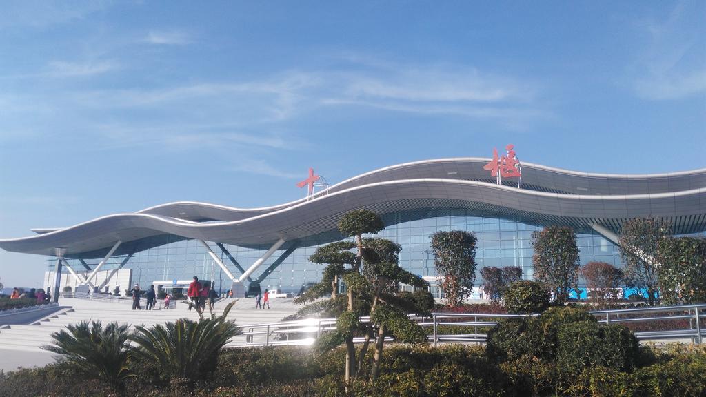 Wudangshan Yinjie Holiday Hotel Tancsangkou Kültér fotó